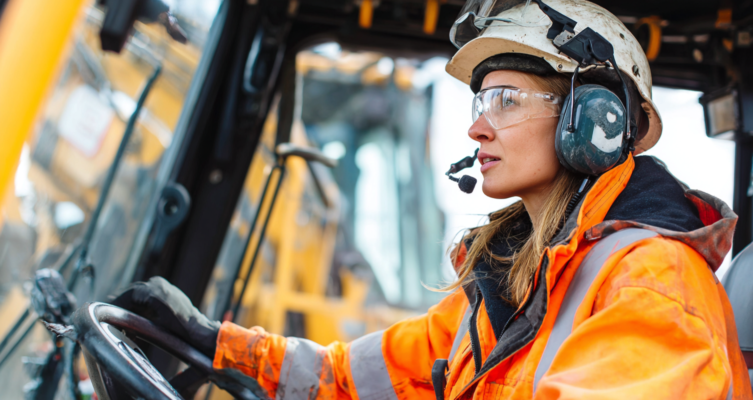 jay081480_77365_a_woman_in_high-visibility_working_on_a_constru_0118b687-6584-470f-af44-8a20803fb42f
